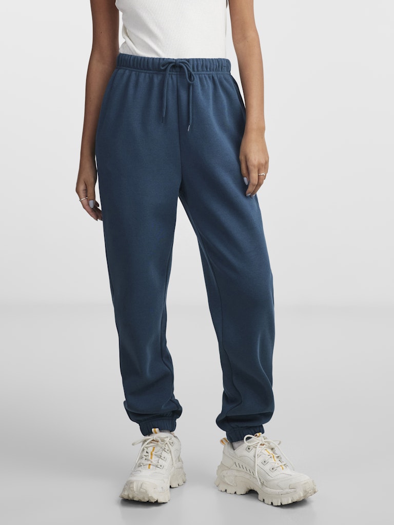 Pieces Chilli Sweat Pants reflecting pond front on model