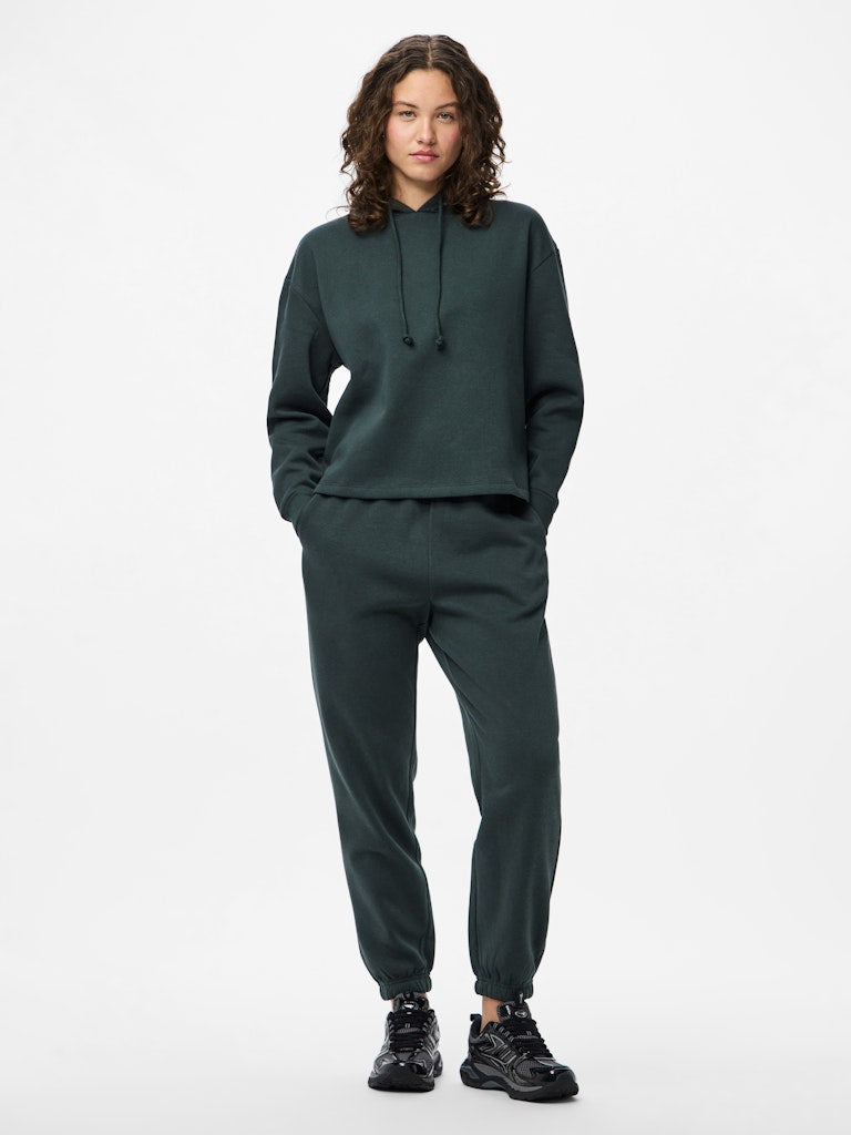 Pieces Chilli Women's Cropped Hoodie Darkest Spruce on a model