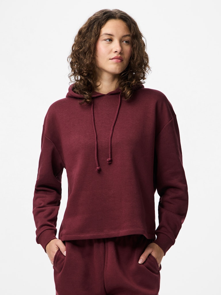 Pieces Chilli Women's Cropped Hoodie Tawny Port on model