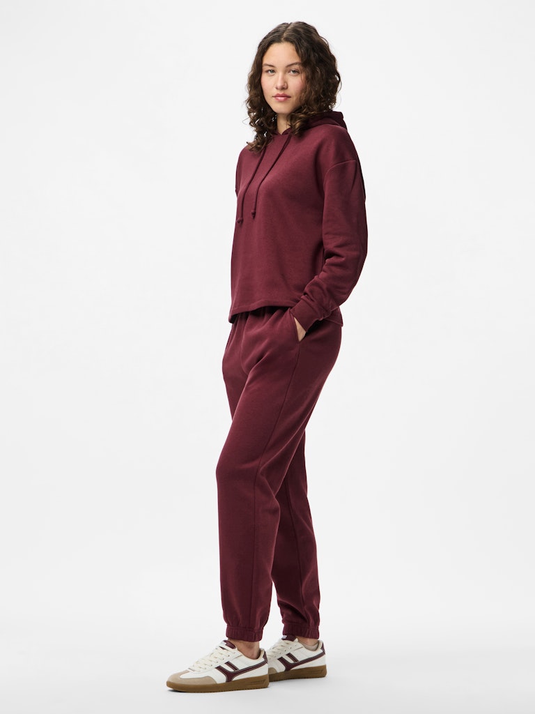 Pieces Chilli Women's Cropped Hoodie Tawny Port on model white background