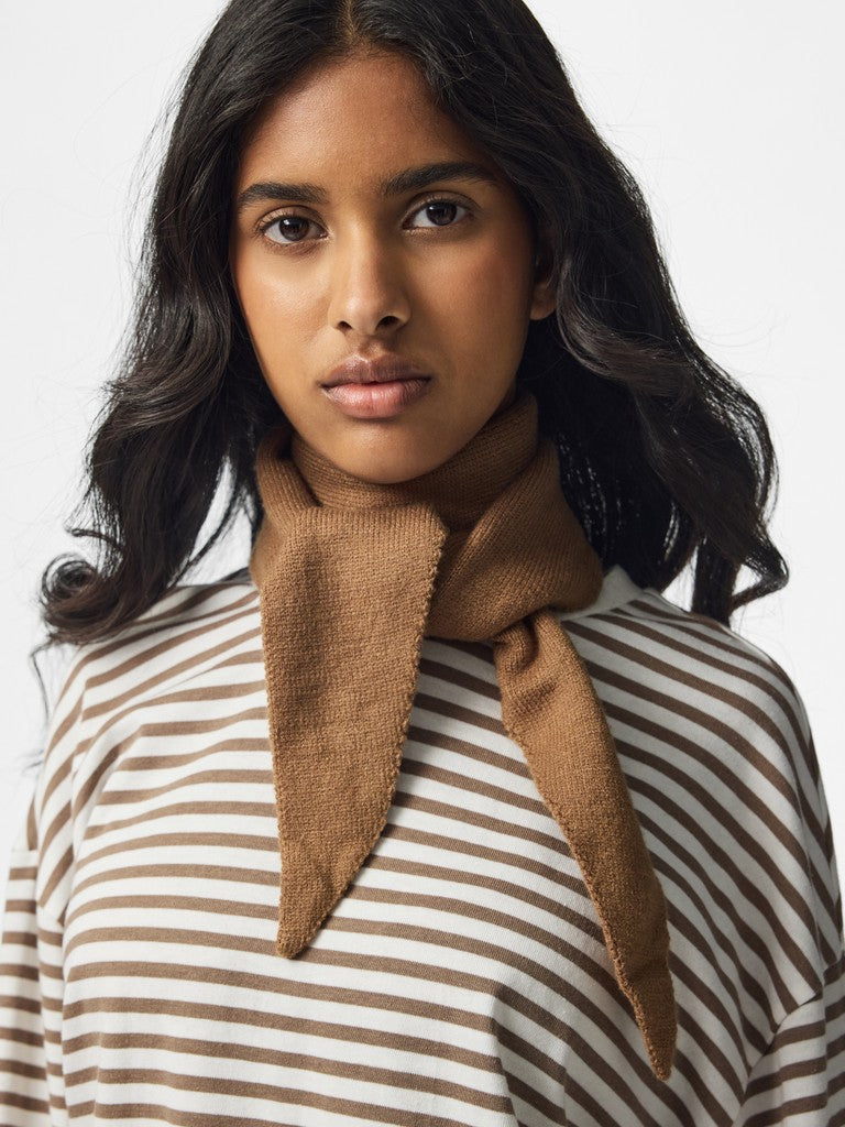 Pieces Komma Triangle Scarf Toasted Coconut on model