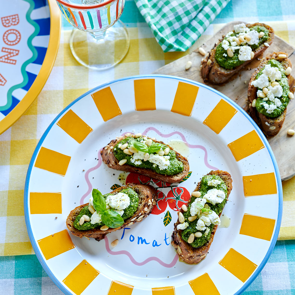 Bon Appetit Enamel Plate Tomato - 25cm with slices of bread