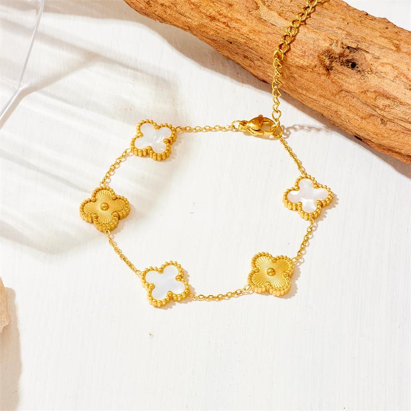 Clover braclet with white and gold charms