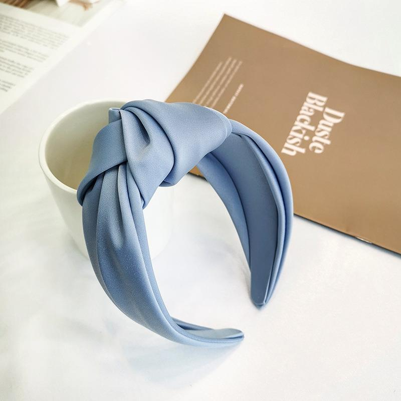 FABRIC HEADBAND WITH TOP TWIST IN PALE BLUE