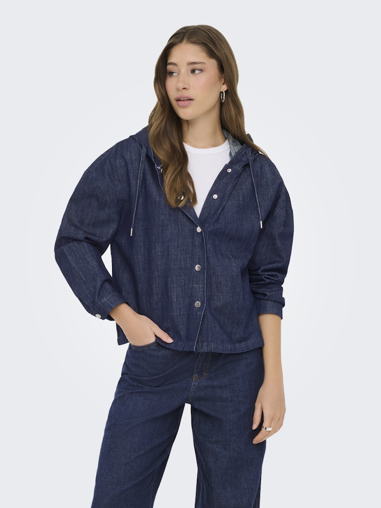 Woman wearing a Only Lizzy blue denim jacket and pants on a white background