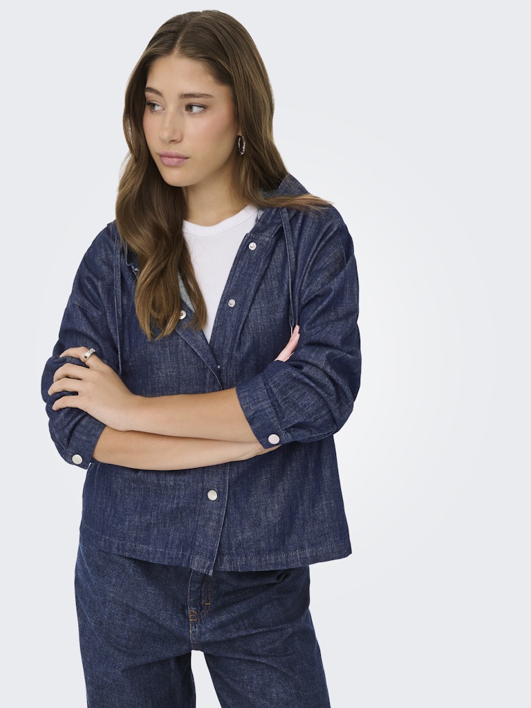 Woman wearing a Only Lizzy Hooded Denim Shirtand pants on a white background