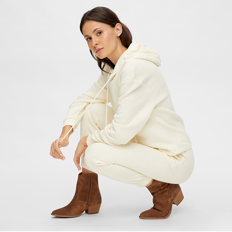 Pieces Chilli Women's Cropped Hoodie White Pepper on model crouching