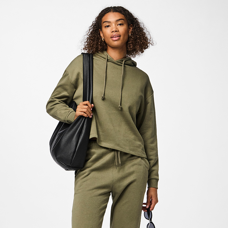 Pieces Chilli Women's Cropped Hoodie Deep Lichen Green on model