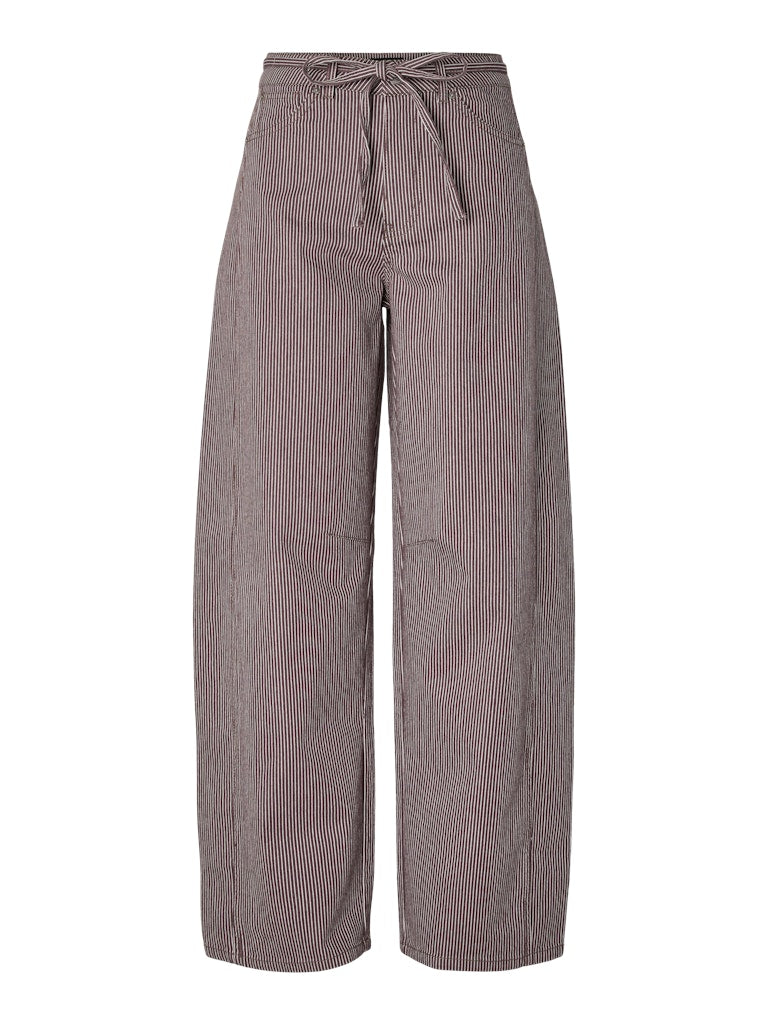 Pieces Billo Barrel Jeans front on white bacjground