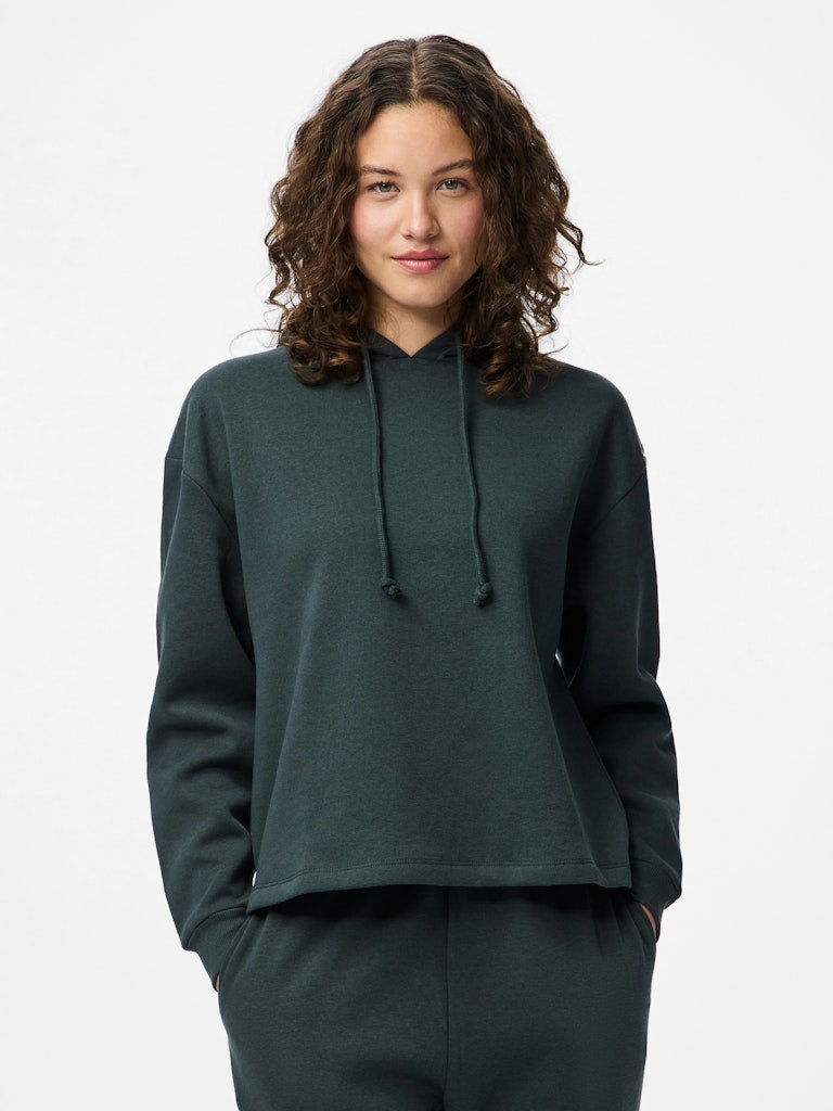 Pieces Chilli Women's Cropped Hoodie Darkest Spruce on model