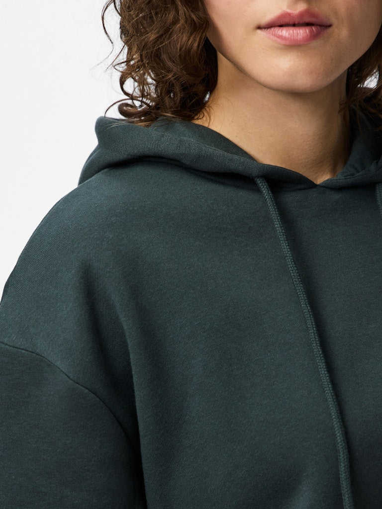 Pieces Chilli Women's Cropped Hoodie Darkest Spruce close up