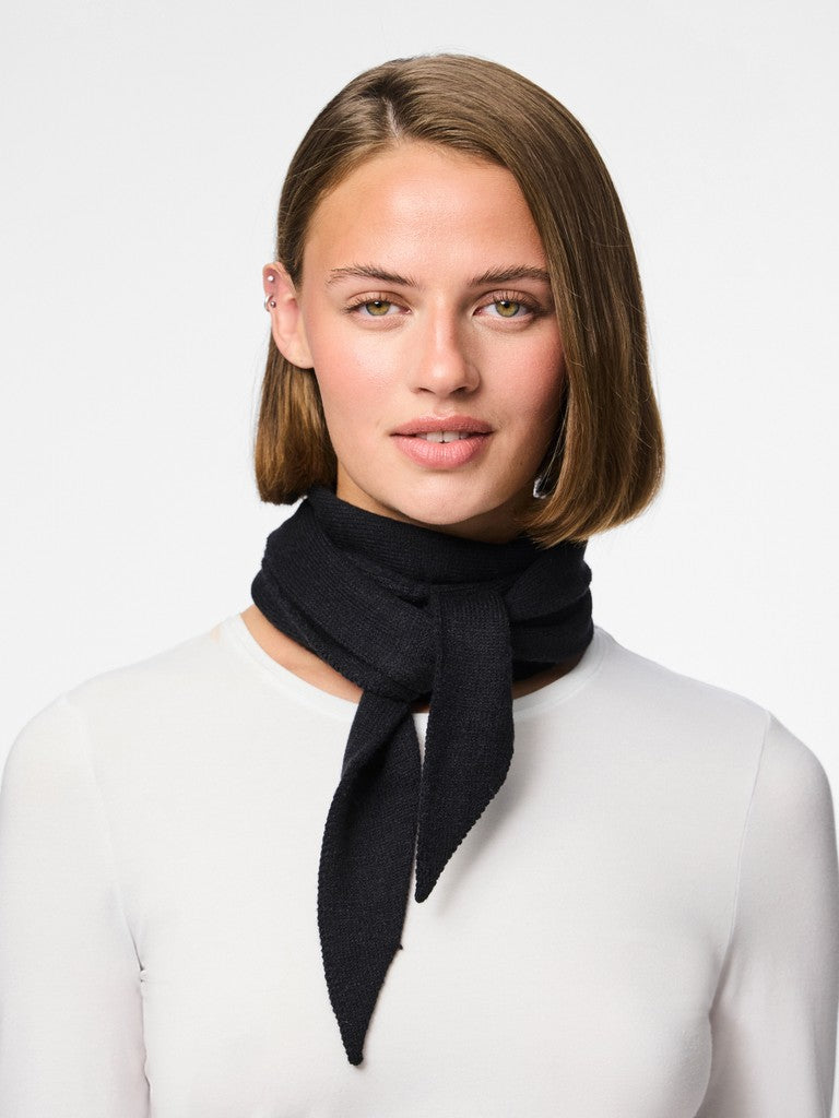 Pieces Komma Triangle Scarf Black on model