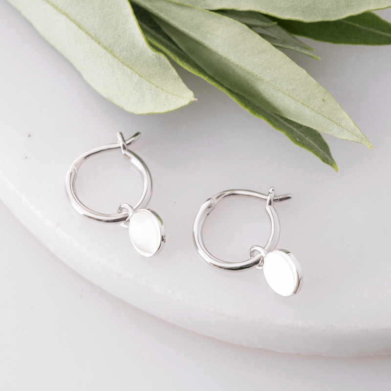 hugge earrings silver dot